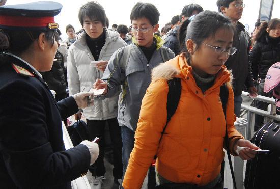 图文:旅客在南京火车站检票进站