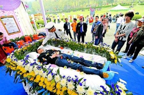 武汉90后女生当众办活人葬礼 称为更好生活(图)