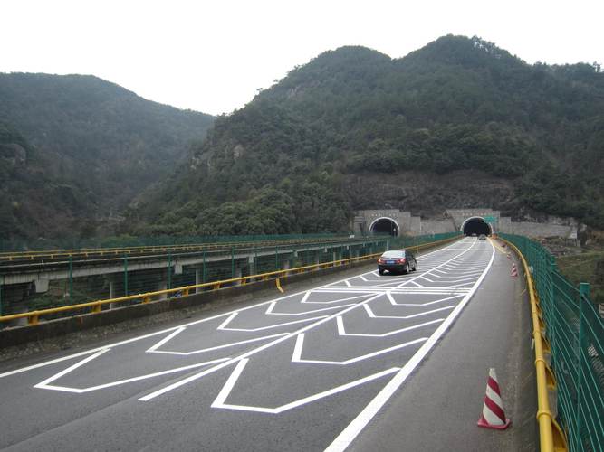 浙江第一条高速公路什么开通的