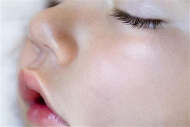 宝宝的鼻腔里会有分泌物,为了清理,宝妈常常会用手或棉签抠.
