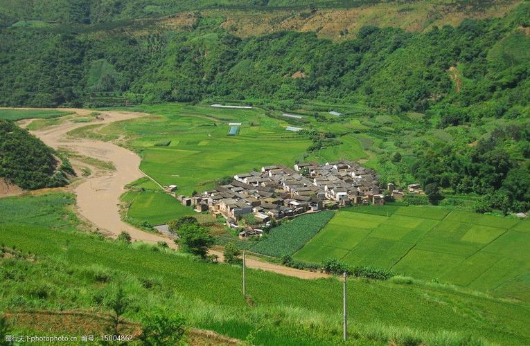 关键词:安静祥和的小村落 小村庄 农田 河流 树林 山区 自然风景 旅游