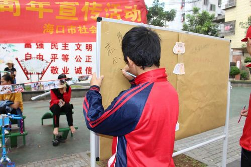 志愿心语摊位上,社区居民们纷纷在白板上写下自己想对志愿者说的话