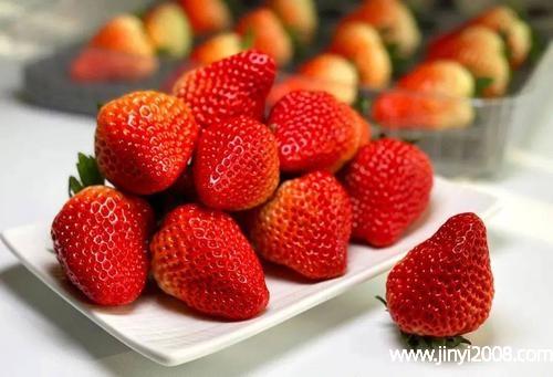 草莓是饭前吃还是饭后吃好草莓一天吃多少个比较好
