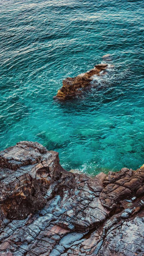 海边的蔚蓝海水和岩石风景手机壁纸