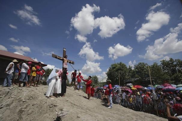 菲律宾纪念耶稣受难日16人被钉十字架引万人围观(图)