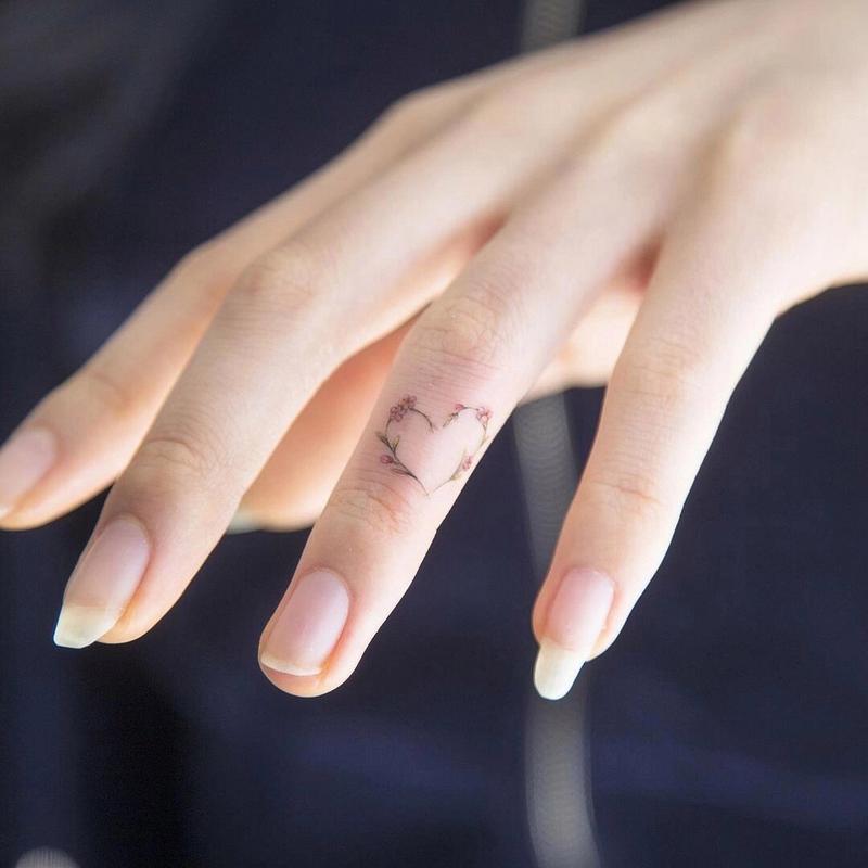 手指上的小花纹身7815 超级小的纹身,女生手指纹身图案,手指爱心