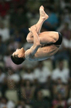 图文-奥运男子十米跳台跳水预赛 朝鲜选手比赛中_2004雅典奥运会_新浪