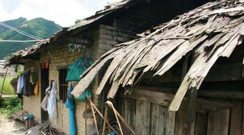 富裕地方的农村穷苦人家, 屋顶用树皮盖, 一天只吃两餐粥