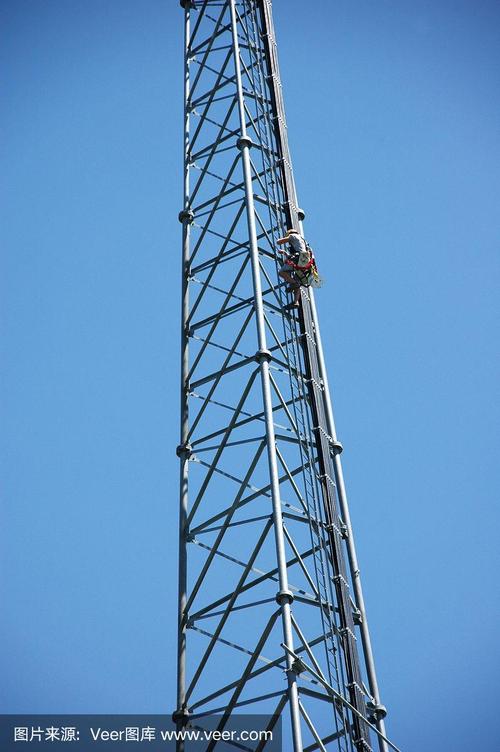 工人正在爬手机信号塔