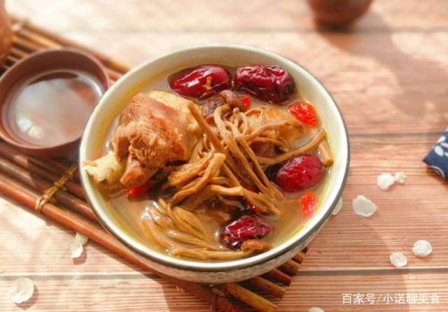 茶树菇炖鸡汤这种做法,美味又营养,现在知道还不晚