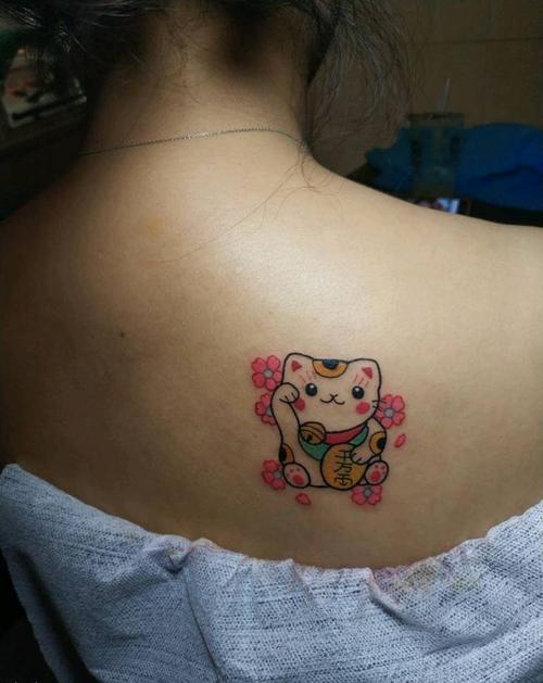 招财猫纹身图片_肩部纹身图案