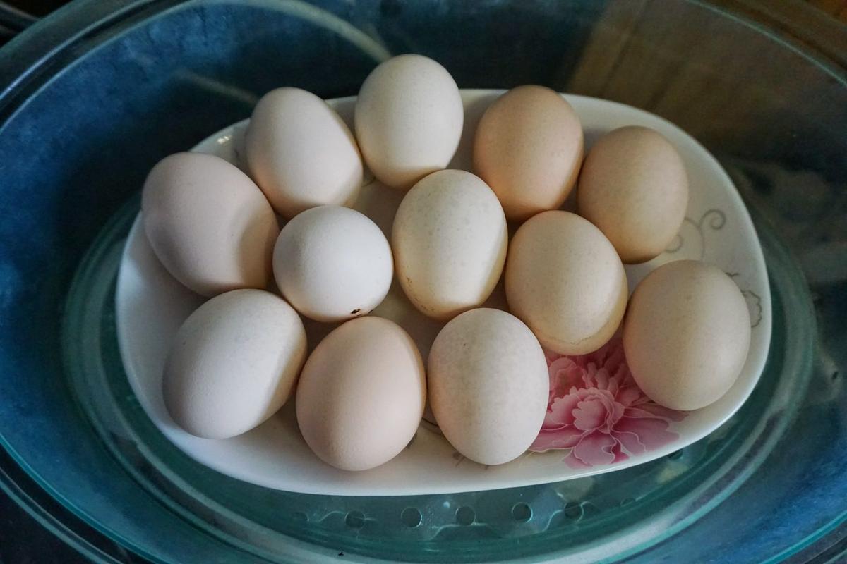 2,鸡蛋提前放入蒸锅里蒸熟,然后剥壳备用