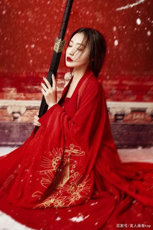 美女壁纸图片:古风红袍剑客美女写真