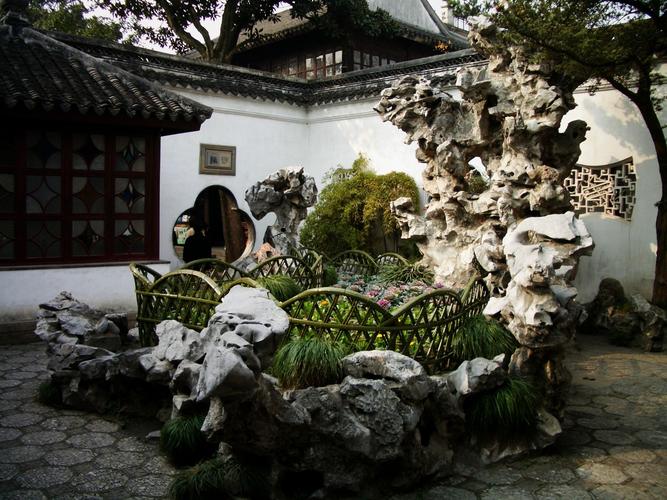 p>狮子林始建于元代至正二年(1342年),是中国古典私家园林建筑的代表