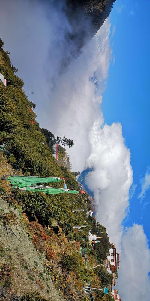 风光篇   位于西藏山南市洛扎县拉康镇海拔4019米的卡久寺,四周群山