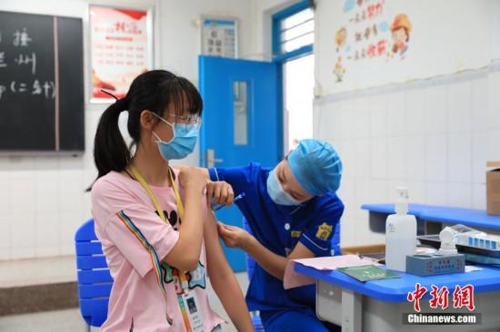 探访郑州青少年新冠疫苗接种现场2