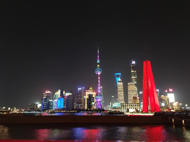 上海黄浦江边的东方明珠夜景