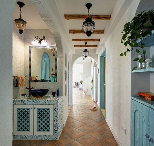 洗手池用马赛克材质更能凸显地中海风格的特点用古朴的家具使整个空间