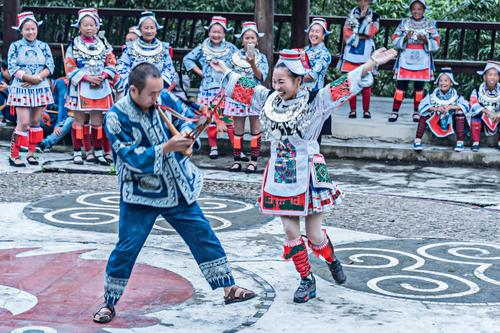 贵州是一个少数民族较多的地区,黔东南苗族居多,他们能歌善舞,使人们