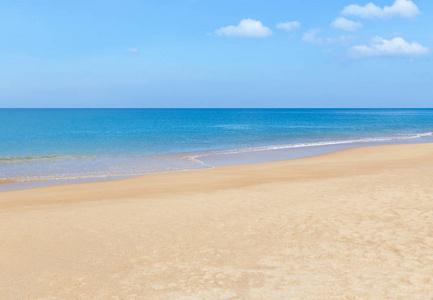 空的热带沙滩和蓝色的大海反映在大海背景星空有木地板的空房间.