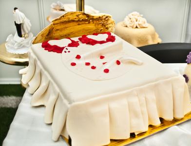 婚礼蛋糕形床照片