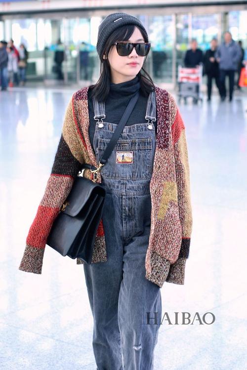 马思纯2018年1月6日北京机场街拍:身着amiri两面穿牛仔外套,搭配re