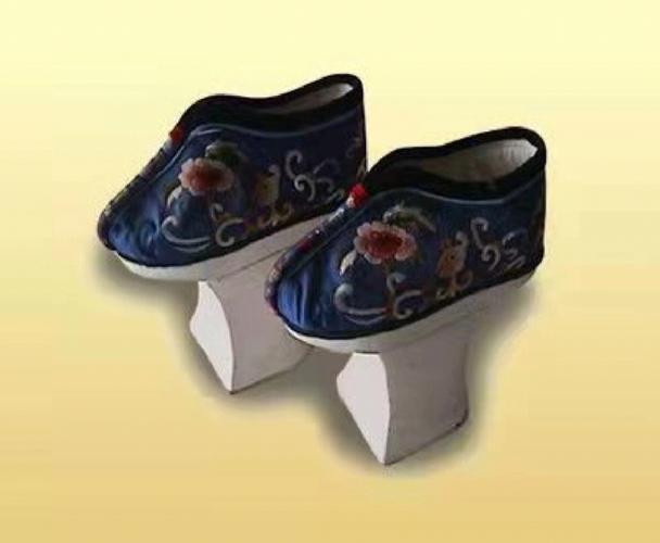 清代花盆底鞋,又称旗鞋,是清朝时满族妇女95穿的一种鞋子.