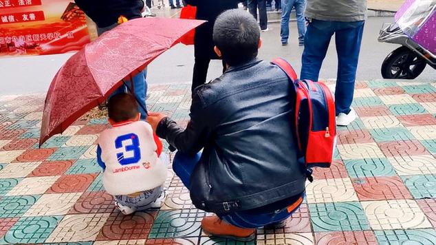 父亲雨中给孩子打伞自己淋湿,路人:感受到无声的父爱