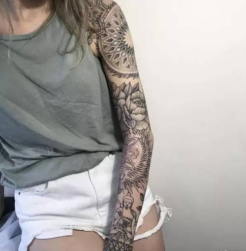 女性黑灰的文艺花臂纹身