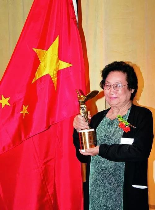 共和国勋章获得者屠呦呦中国妇女践行科学家精神的楷模