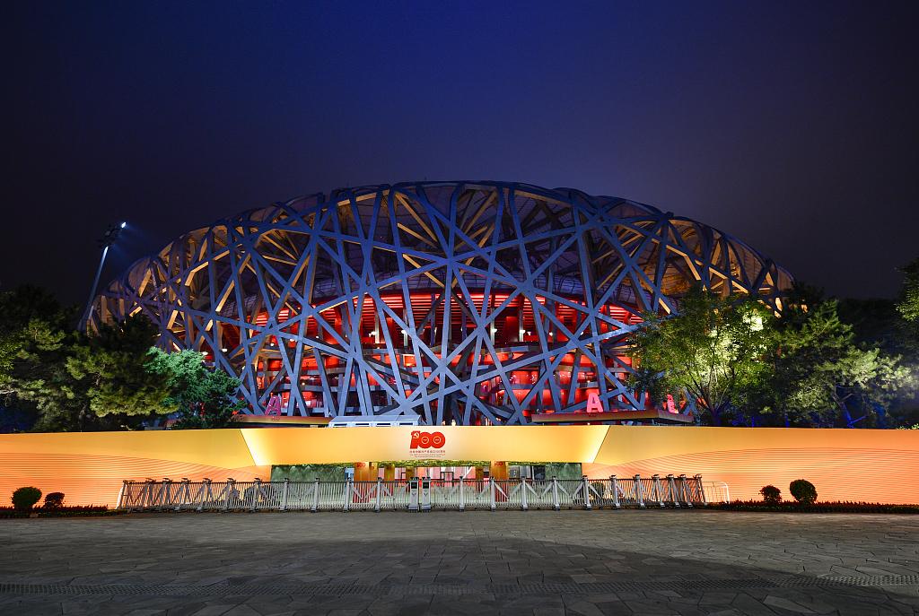 北京国家奥林匹克体育中心上演灯光秀庆祝建党一百周年