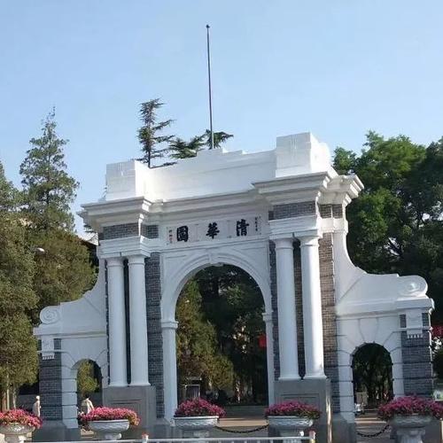 二校门清华大学(tsinghua university)的前身清华学堂始建于1911年,因