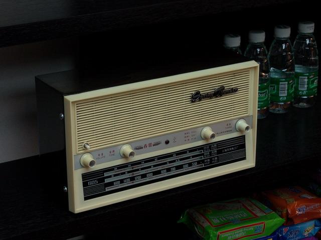 春雷最经典的晶体管台式收音机应属605系列.