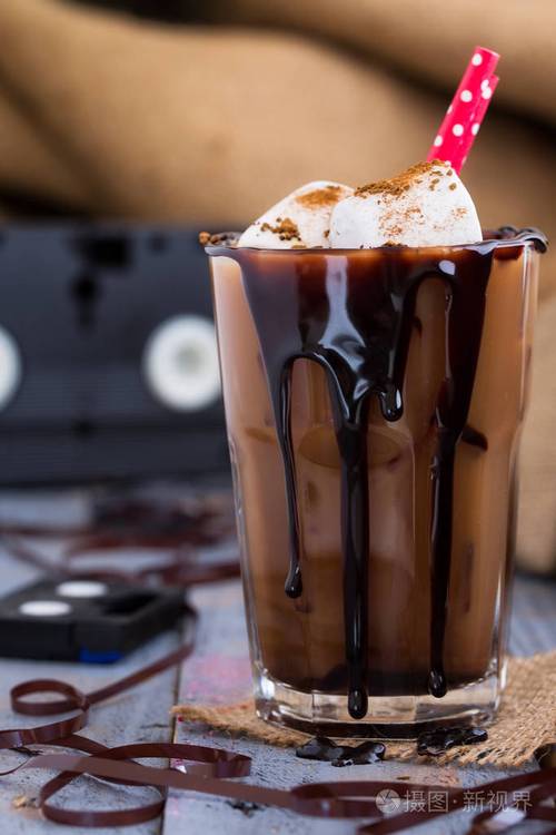 棉花糖与浇注巧克力酱的冰咖啡