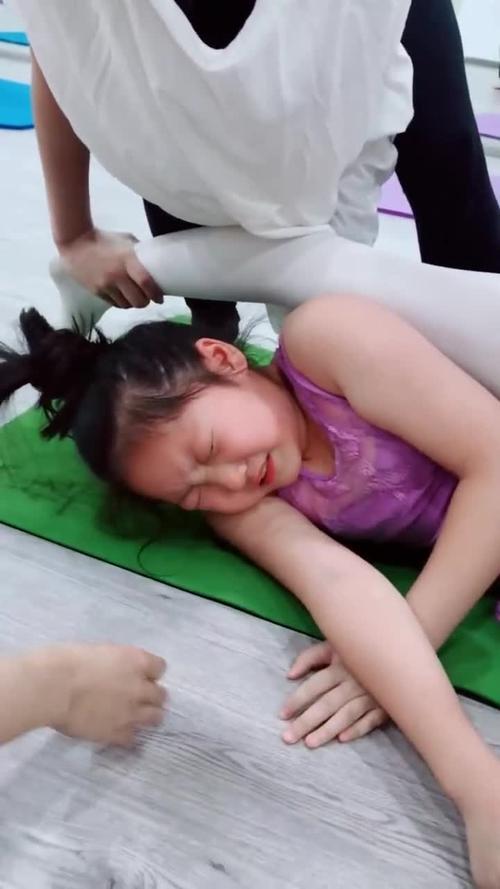 小美女练舞蹈基本功,疼的泪流满面,网友:看到最后很心疼!
