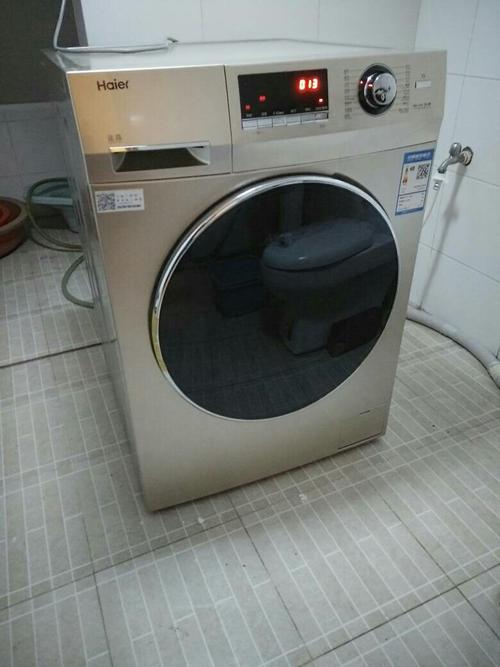 最近买一台海尔牌滚筒式全自动洗衣机,才买回来第二天,它就出现了一点