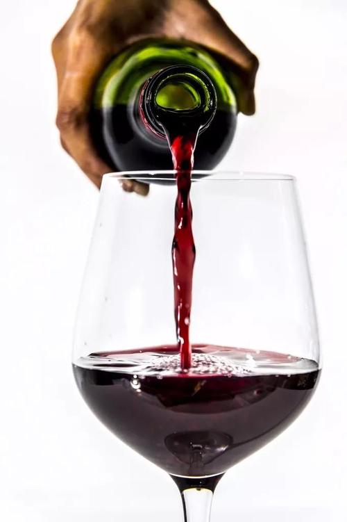 若储存得当,多数红葡萄酒在开启后的3-5天内饮用都不会有太大的口感