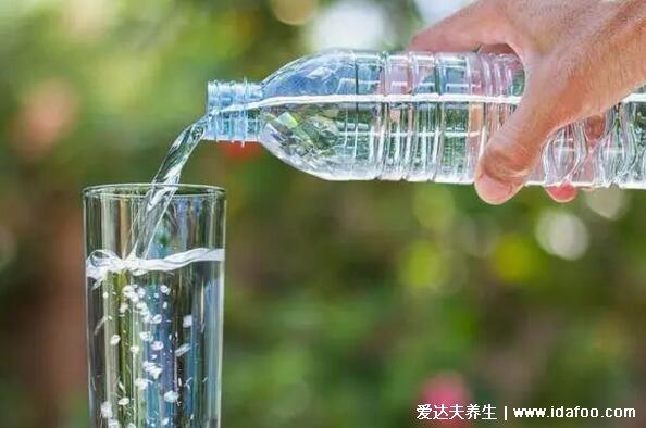 人一天要喝多少毫升水:2500毫升