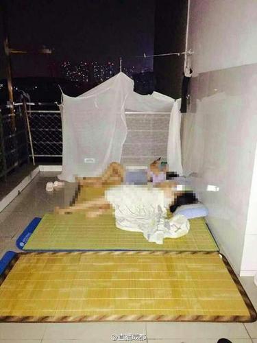 成都高校@四川财经职业学院的女同学们也不再矜持,直接将铺盖蚊帐搬上