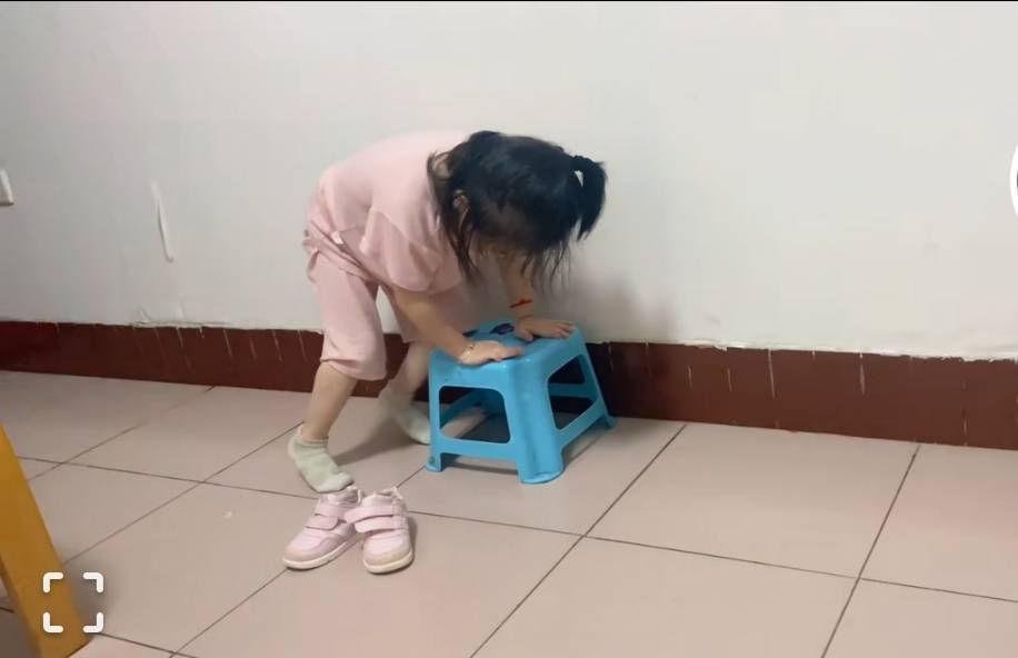 重庆5岁脑瘫女孩挑战自己换衣服妈妈视频记录她坚强康复历程网友泪目