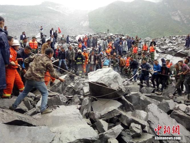 四川茂县山体垮塌100余人被掩埋武警展开救援
