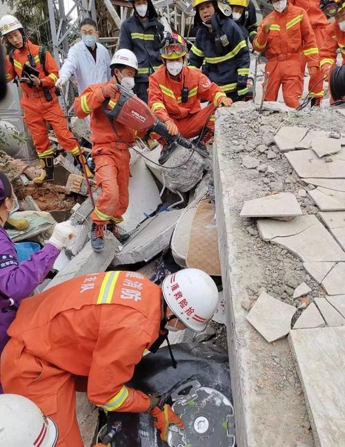 【快讯】今晨福建一民房倒塌,多人被困,现已救出14人