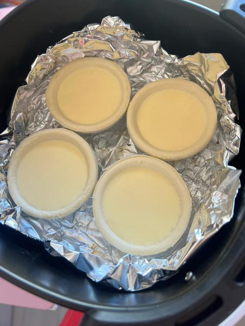 蛋挞皮买的是俏浓的蛋挞液配方如下(8只的量)牛奶 50g淡奶油100ml炼乳