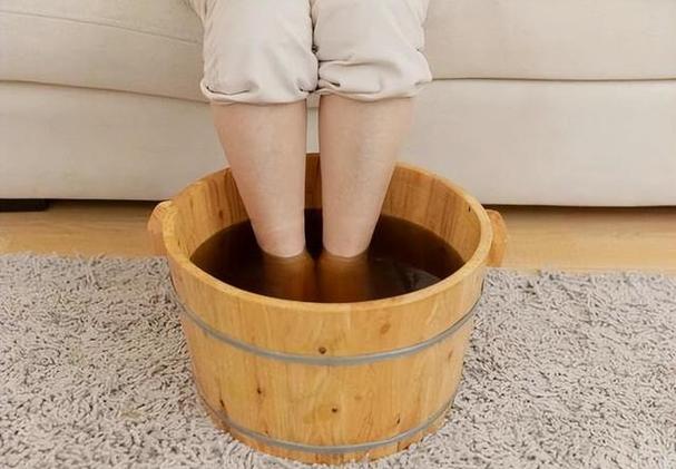 第一件事就是泡脚,他会先准备一个大盆热水,然后将双脚浸泡在水中
