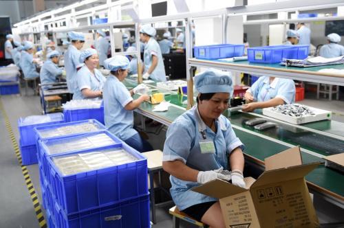 5月19日,在骏升科技(钦州)有限公司,工人在生产遥控器.