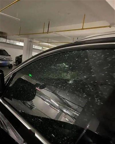 诡异!一夜过去,武汉停车场16辆车车窗被砸碎,但车内财物