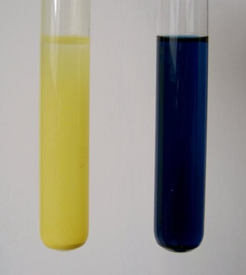 钼酸铵和磷酸根离子反应,产生黄色沉淀(左);产生的磷钼酸铵被抗谎血