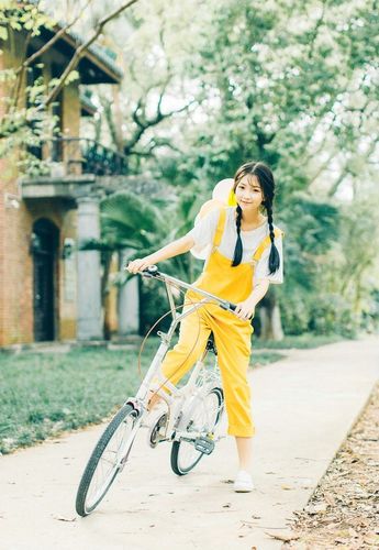 美女写真:清纯可爱骑单车黄衣美眉清新俏皮阳光