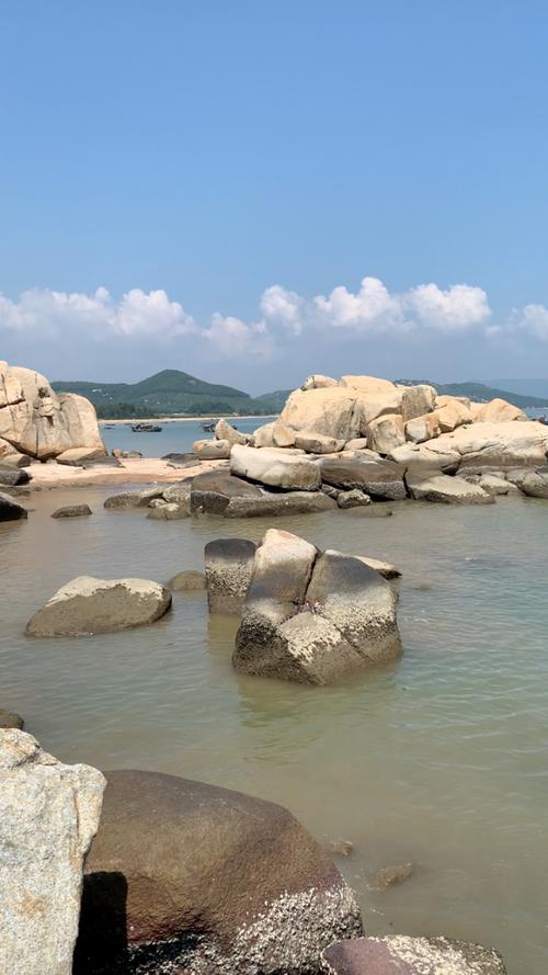 蓬岛,是广东省台山市海宴镇东南部的一处海滩.