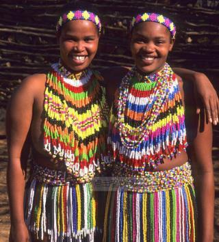 南非原始部落的奇葩习俗未婚女性为了证明贞洁禁止穿上衣